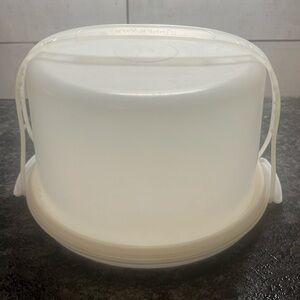 CAKE CARRIER VINTAGE TUPPERWARE with handle. 10 inch base. Lid is 6 inch…
